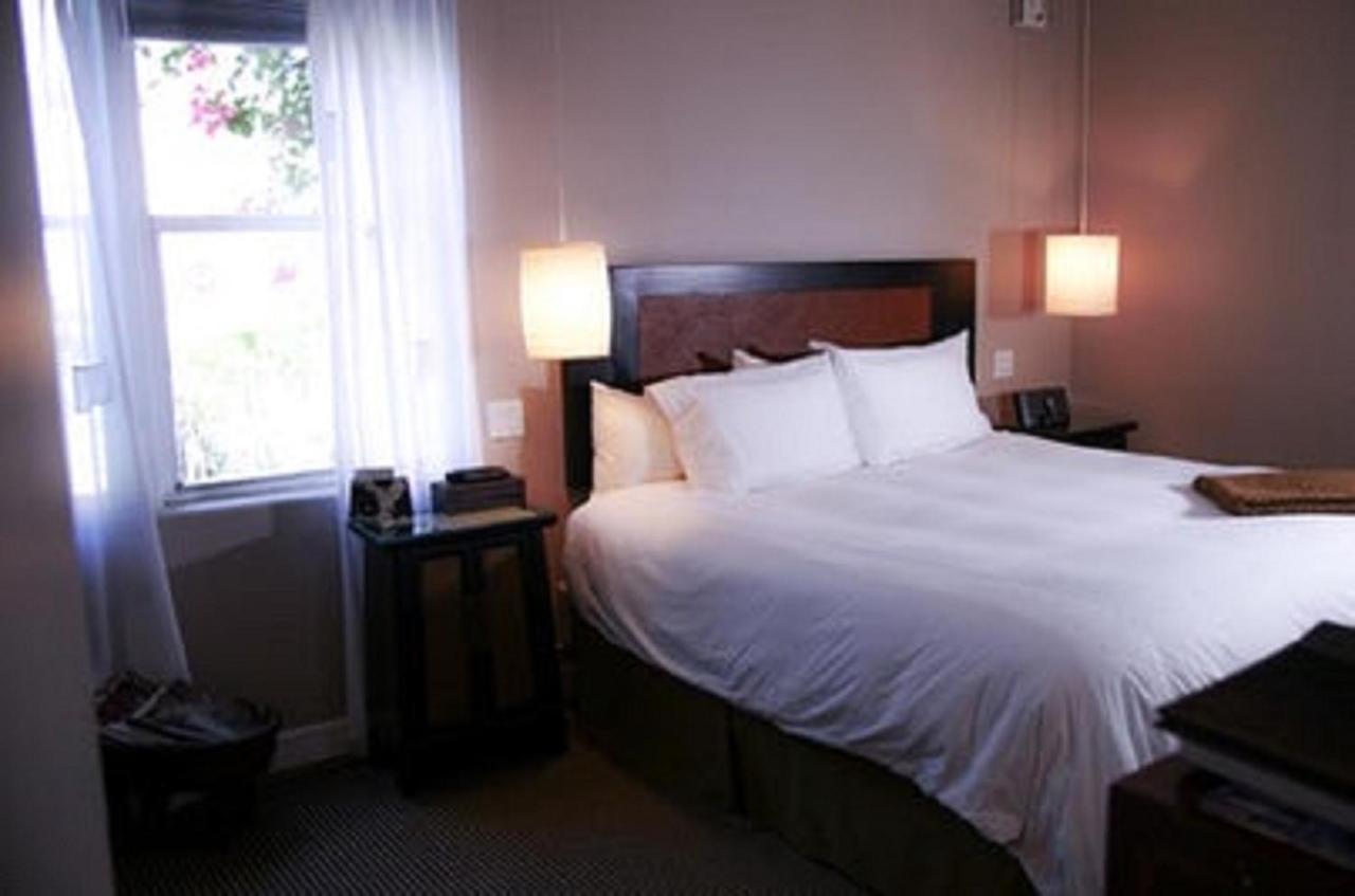 Airport Hotel Ентебе Екстериор снимка